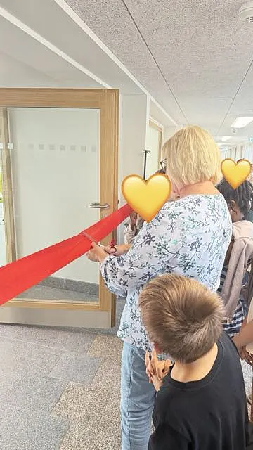  Der große Moment ist gekommen: Frau Huckriede schneidet zur Eröffnung das Band durch.